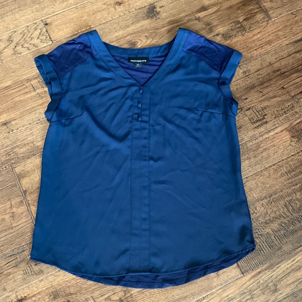 NWOT women’s navy short sleeve blouse. Beautiful and very comfortable!  Size S
